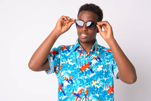 giovane turista africano con i capelli afro che indossano occhiali da sole - camicia hawaiana foto e immagini stock