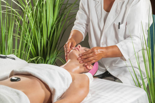 istock young woman having a facial massage 1189496113