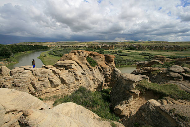 женщина на hoodoos выше молоко река - milk стоковые фото и изображения