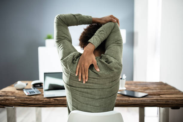 rear view of a businessman stretching his arms - esticar imagens e fotografias de stock