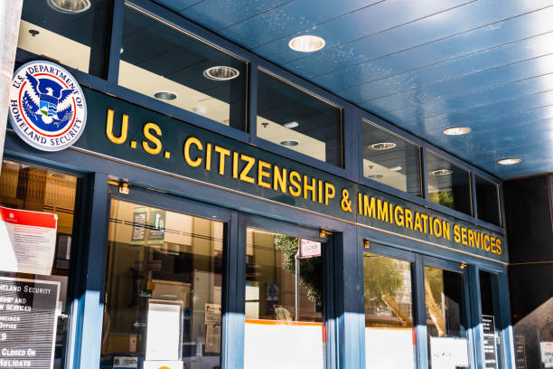 u.s. citizenship and immigration services (uscis) bureau situé dans le centre-ville de san francisco - visa form photos et images de collection