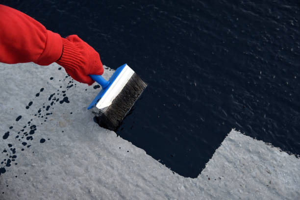 istock Worker applies bitumen mastic on the foundation 1189522010