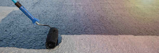 istock Worker applies bitumen mastic on the foundation 1189522881