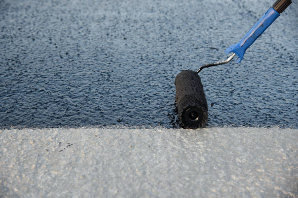istock Worker applies bitumen mastic on the foundation 1189522919