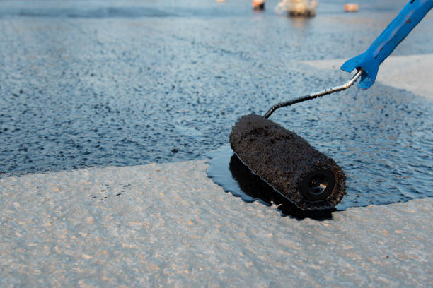 istock Worker applies bitumen mastic on the foundation 1189522920