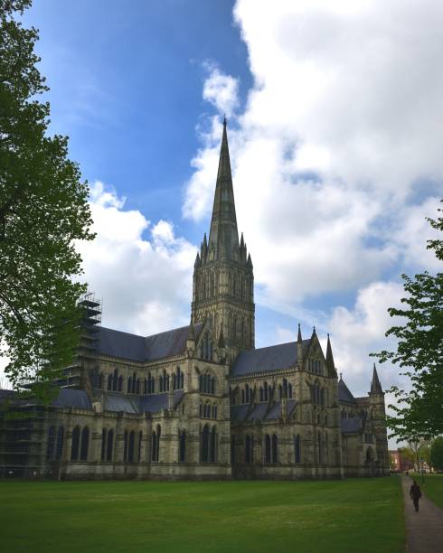 istock Tourists on the way to the cathedral 1189524549