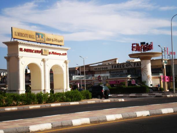 view on the el-salam street with  with gates il mercato   in the city sharm el sheikh - tourism outdoors egypt africa imagens e fotografias de stock