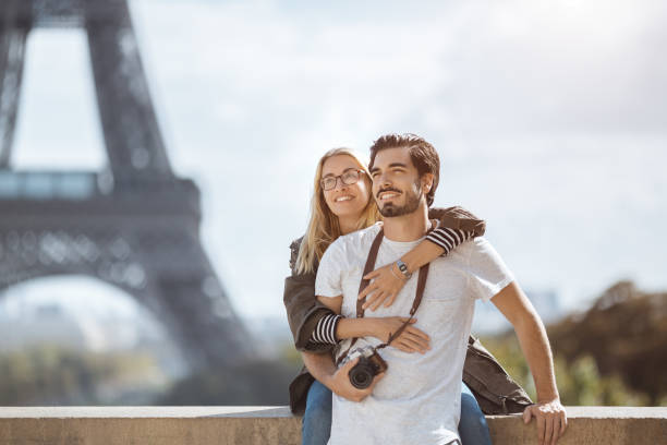 paris eiffelturm romantisches paar umarmt küssen vor dem eiffelturm, paris, frankreich - paris france eiffel tower love kissing stock-fotos und bilder