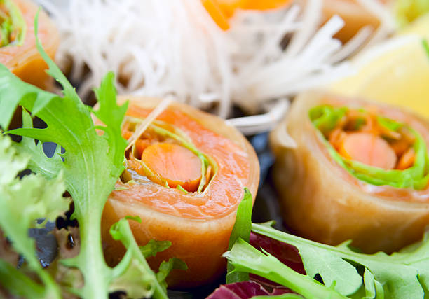 sushi de salmón con una ensalada - radish dikon radish vegetable exoticism fotografías e imágenes de stock