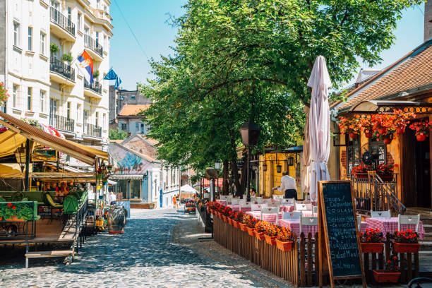 skadarlija barrio bohemio, cafetería y restaurante calle en verano en belgrado, serbia - east facade fotografías e imágenes de stock