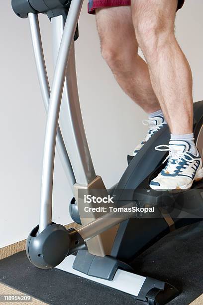 Hombre Haciendo Ejercicios Foto de stock y más banco de imágenes de Actividades y técnicas de relajación - Actividades y técnicas de relajación, Adulto, Color - Tipo de imagen