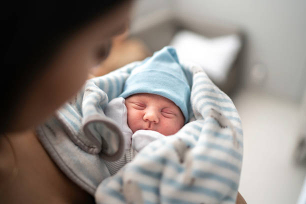 femmes retenant et regardant son filleul à l'hôpital - new life photos et images de collection