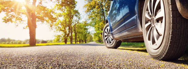 samochód na drodze asfaltowej w lecie - car road safety driving zdjęcia i obrazy z banku zdjęć