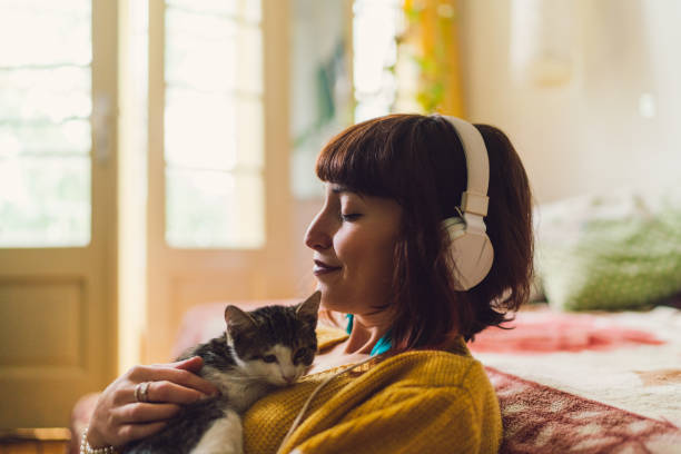 girl spending the weekend at home - music listening women relaxation imagens e fotografias de stock