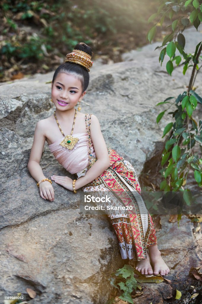 Cô Gái Thái Lan Dễ Thương Mặc Trang Phục Truyền Thống Của Thái Lan ...