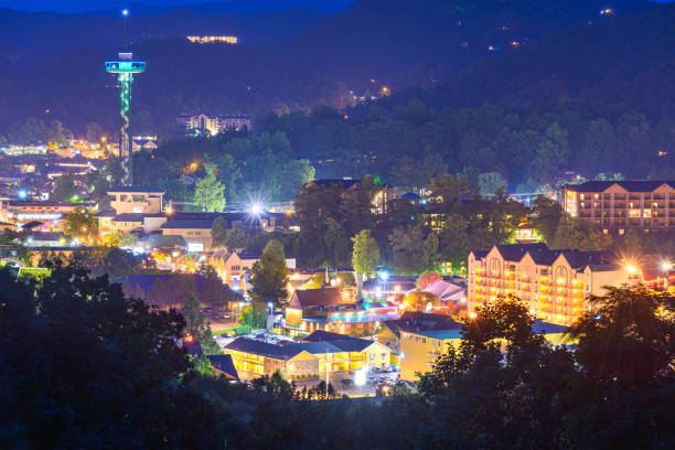 gatlinburg, tennessee in the smoky mountains - great smoky mountains gatlinburg great smoky mountains national park appalachian mountains imagens e fotografias de stock