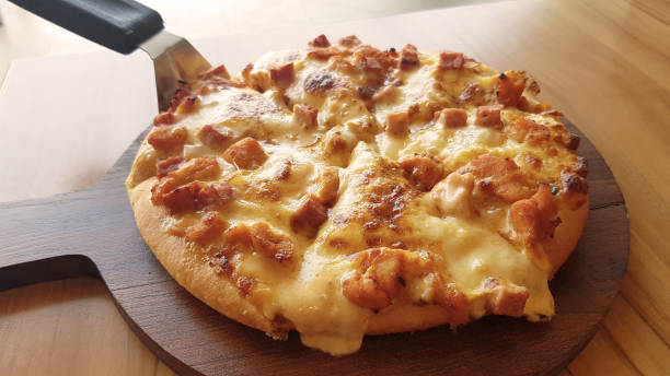 istock Grilled Chicken and Roasted Pepper Pizza 1189567702