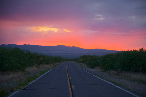 madera canyon road at sunset - ii - asphalt highway desert valley imagens e fotografias de stock
