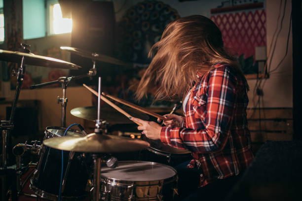 drummer tocando en el club - baterias musicales fotografías e imágenes de stock