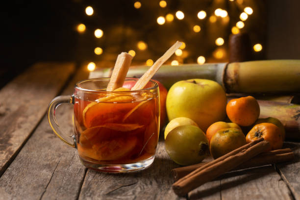 mexikanische heiße weihnachtspunsch auch genannt "ponche" mit früchten - bowle stock-fotos und bilder