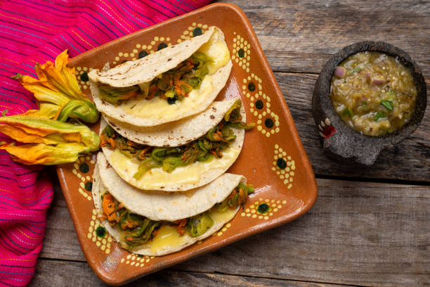 quesadillas messicane con fiori di zucca su sfondo di legno - squash blossom foto e immagini stock