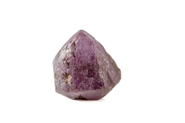 makro mineralischer stein alexandrit rot - violett bei tageslicht auf einem weißen - beryll mineral stock-fotos und bilder