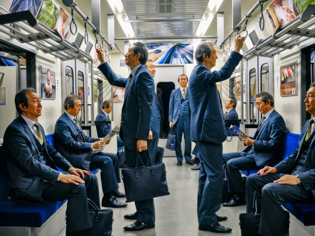 japanische u-bahn-zug von einem mann gefüllt - train subway station people subway train stock-fotos und bilder