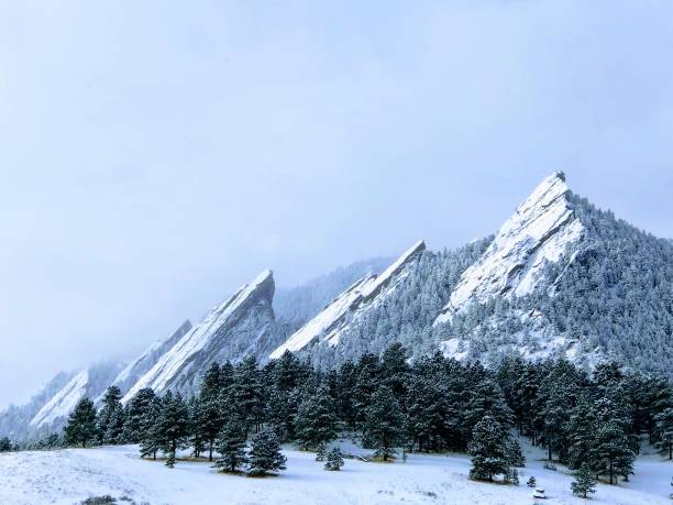 snowy flatirons - rocky mountains panoramic colorado mountain imagens e fotografias de stock
