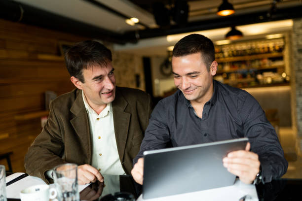 istock Two business people working in restaurant 1189583626