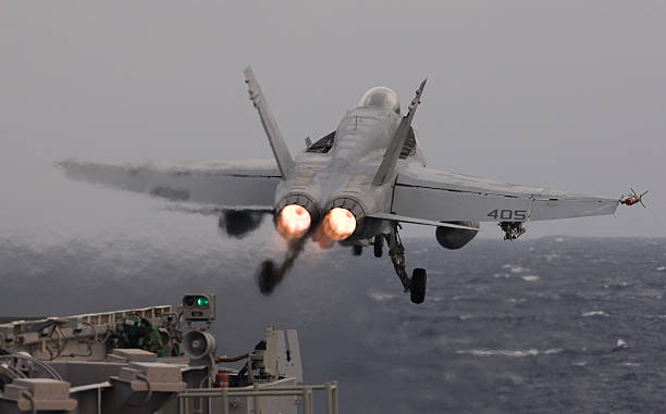 f/a - 18c hornet catapult lancio - fighter plane jet military airplane afterburner foto e immagini stock