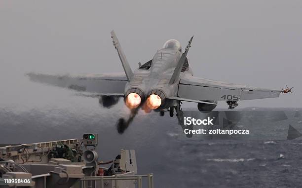 Foto de Fa 18c Hornet Catapulta Lançamento e mais fotos de stock de Avião de Combate - Avião de Combate, Decolar - Atividade, Pós-combustão
