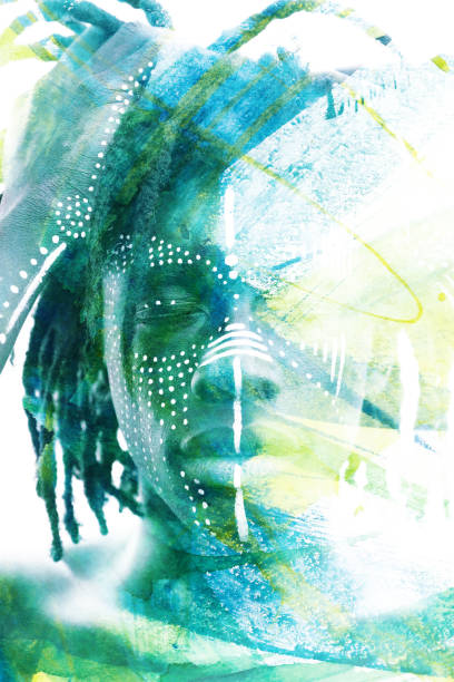ペイントグラフィー。手描きの青い緑色の水彩画と組み合わせた部族の顔の塗料を持つ若いアフリカの男性の二重暴露肖像画 - watercolor painting paint green textured ストックフォトと画像