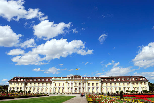 road, der royal palace und den garten in ludwigsburg - ludwigsburg stock-fotos und bilder