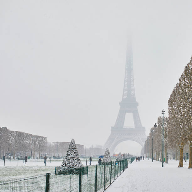 istock Scenic view to the Eiffel tower on a day with heavy snow 1189588848