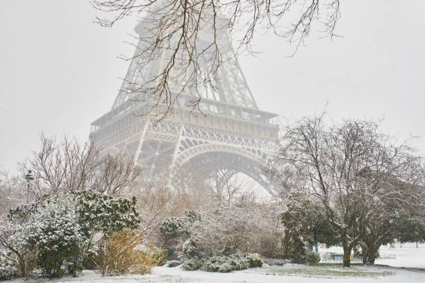 istock Scenic view to the Eiffel tower on a day with heavy snow 1189588853