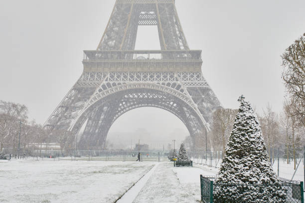istock Scenic view to the Eiffel tower on a day with heavy snow 1189588903