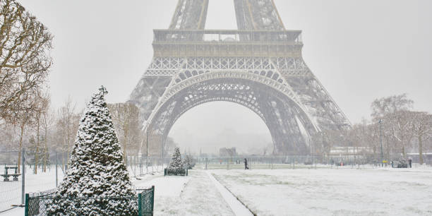 istock Scenic view to the Eiffel tower on a day with heavy snow 1189589425