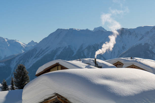 ヨーロッパアルプスの村、雪に覆われた屋根、山 - chalet house snow switzerland ストックフォトと画像