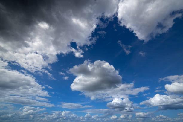regelmäßige frühlingswolken am blauen himmel bei tageslicht in kontinentaleuropa. nahaufnahme mit weitwinkelobjektiv ohne filter. - incoming storm stock-fotos und bilder