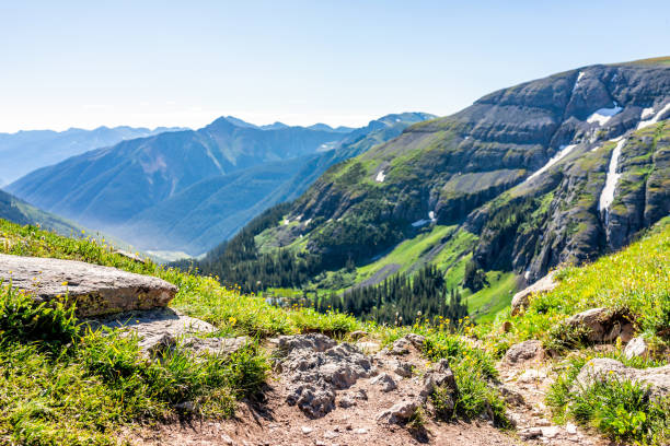 vista de gran angular del valle con sendero de senderos rocosos empinado desde el lago ice cerca de silverton, colorado en agosto 2019 verano - steep road footpath moving down fotografías e imágenes de stock