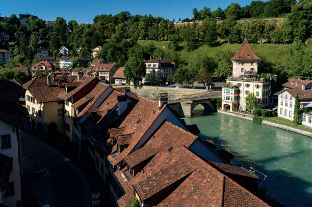 베른의 올드 타운 건축 다리 untertorbryukke 아레 강 위에, 베른, 스위스 - bridge people berne river 뉴스 사진 이미지