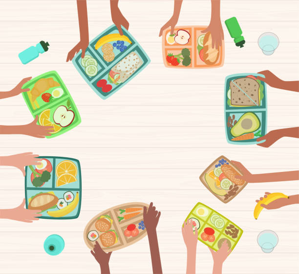 kinderhände halten lunchboxen mit gesunden mittagessen essen auf dem tisch - lunch box lunch sandwich green stock-grafiken, -clipart, -cartoons und -symbole