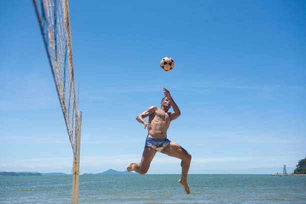발네아리오 캄보리우에서 발 발리를 연주하는 아프로 브라질 남자 - beach football 뉴스 사진 이미지