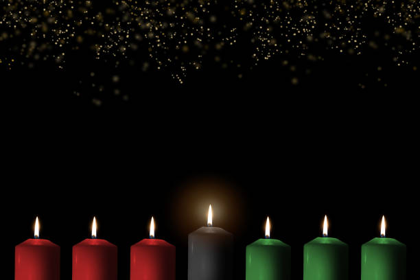 kwanzaa para la celebración de las vacaciones culturales afroamericanas con la luz de las velas de siete palos de velas en negro, verde, rojo que simboliza 7 principios del patrimonio africano (nguzo saba) - kwanzaa fotografías e imágenes de stock