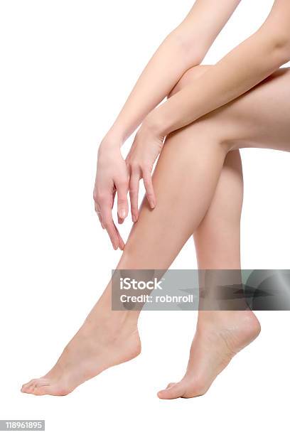 Schönen Nackten Frau Beine Isoliert Auf Weiss Stockfoto und mehr Bilder von Barfuß - Barfuß, Frauen, Berühren