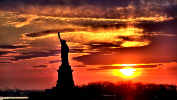 la estatua de la libertad silueta al atardecer - new york city skyline new york state freedom fotografías e imágenes de stock