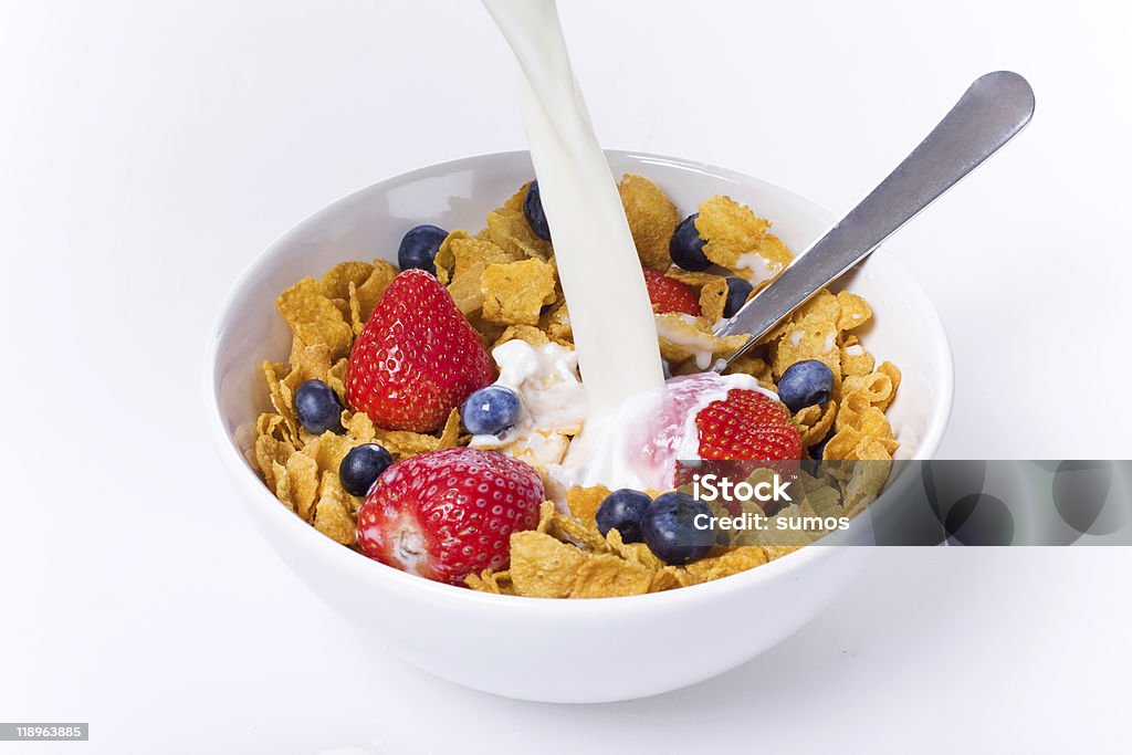 cereal de desayuno bowl con leche - Foto de stock de Arándano libre de derechos