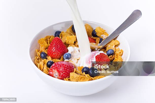 Cereal De Desayuno Bowl Con Leche Foto de stock y más banco de imágenes de Arándano - Arándano, Cuenco, Fresa