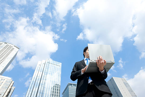 hombre que utiliza computadora portátil - 4865 fotografías e imágenes de stock