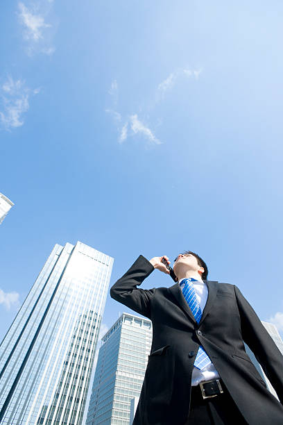istock Businessman who looks up at the sky 118964772